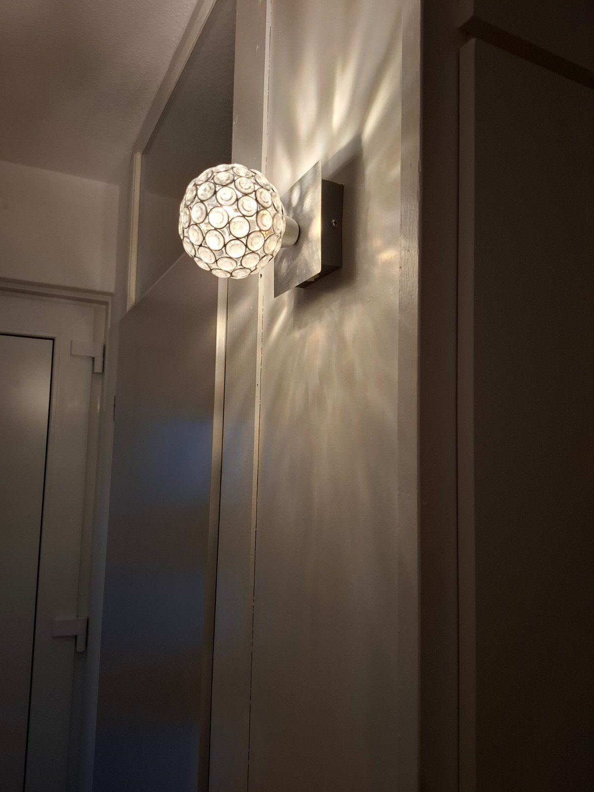 Wandlampje met kristallen bol - gebruikt, in goede staat, Gebruikt, Ophalen of Verzenden, Wandlamp, Zilver