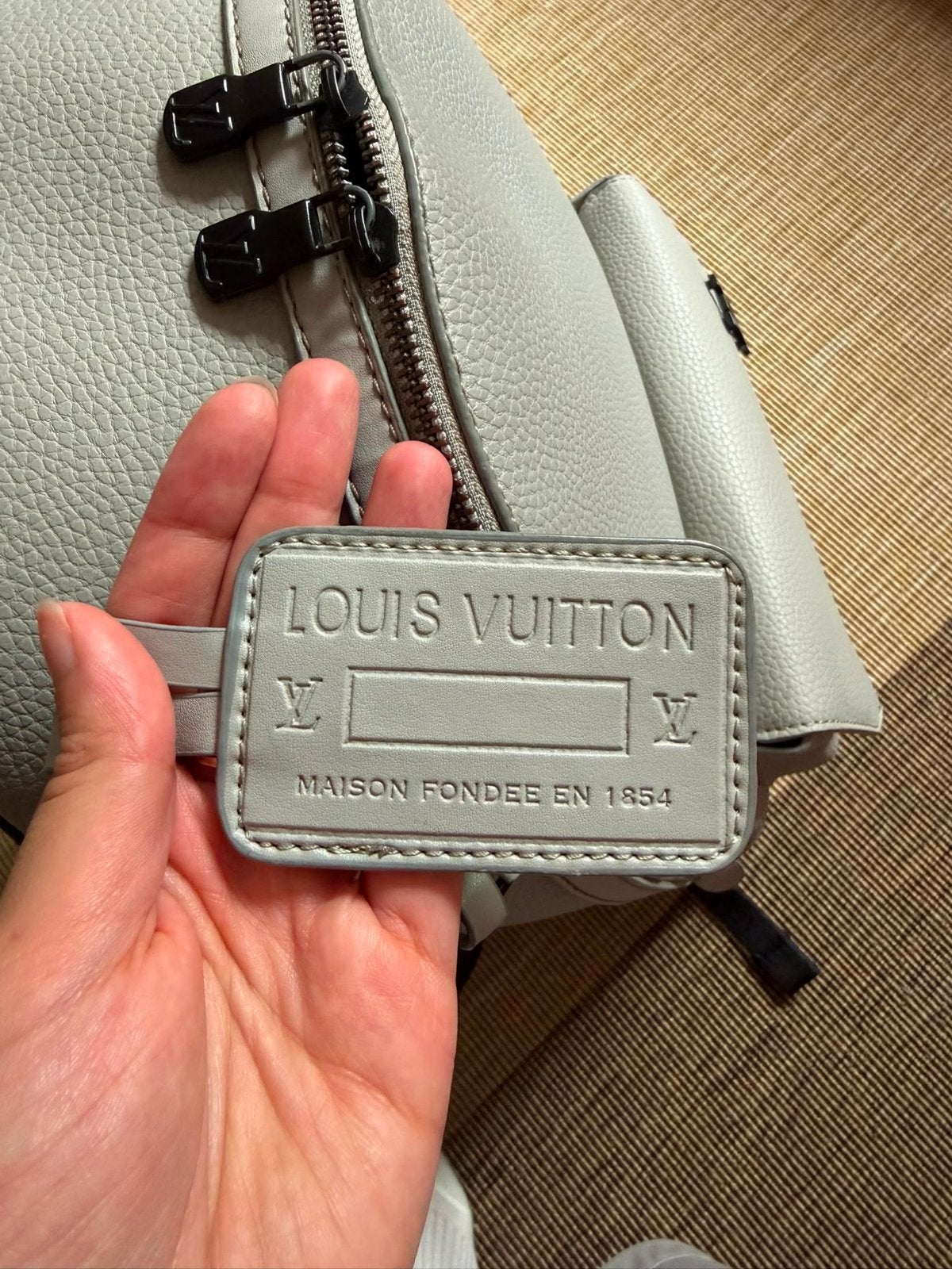 Louis Vuitton Rugzak - Grijs, Zo goed als nieuw, Sieraden, Tassen en Uiterlijk, Tassen | Rugtassen, Overige merken, Ophalen of Verzenden