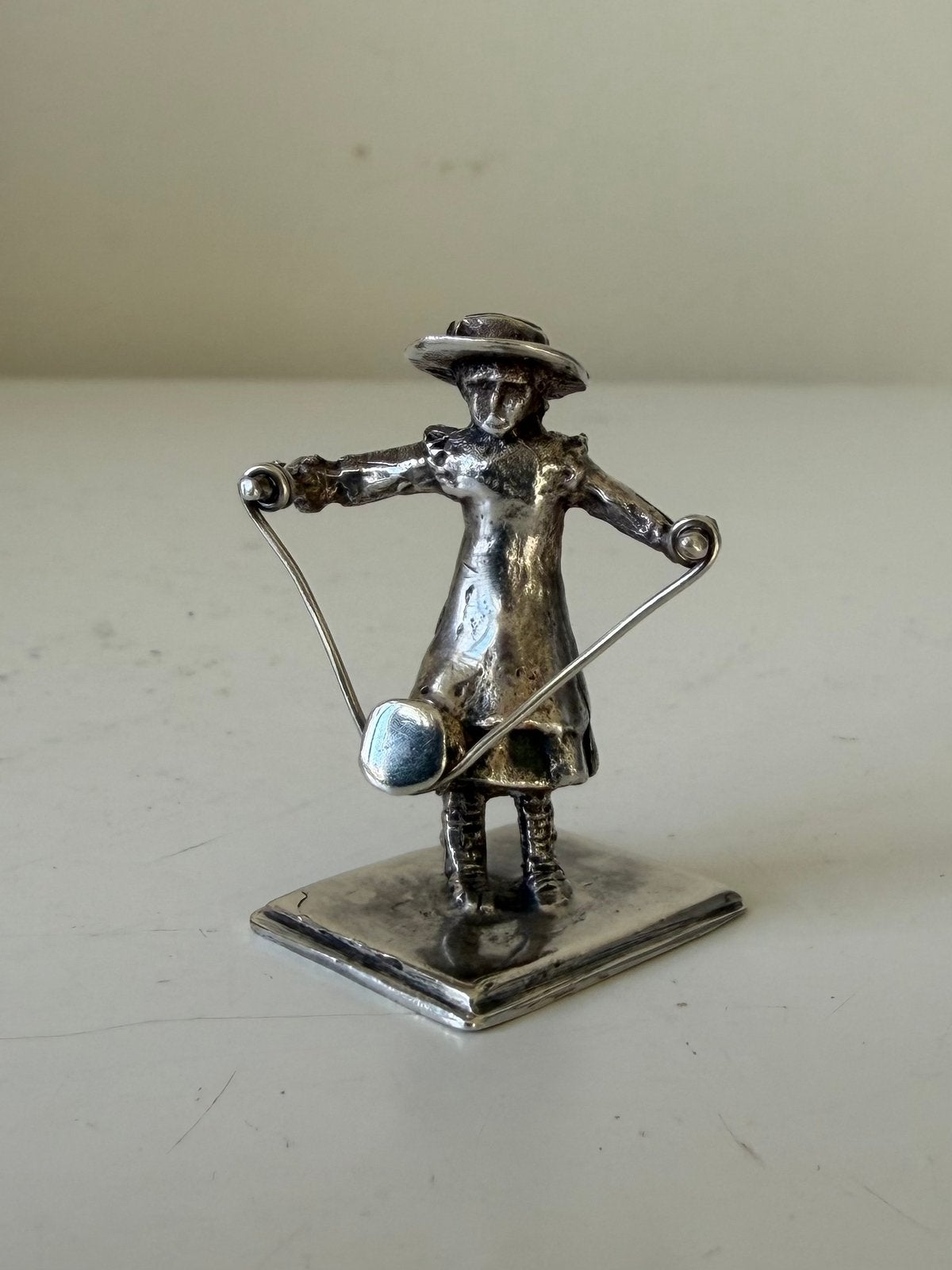 Meisje met tol, zilveren miniatuur, Ophalen of Verzenden, Zilver