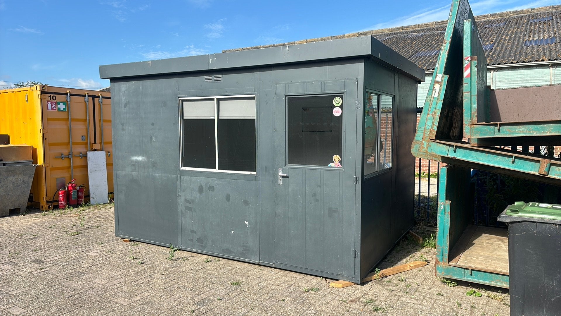 Nette geisoleerde kantoorunit 3x4m met 2x schuiframen, Ophalen, Zo goed als nieuw