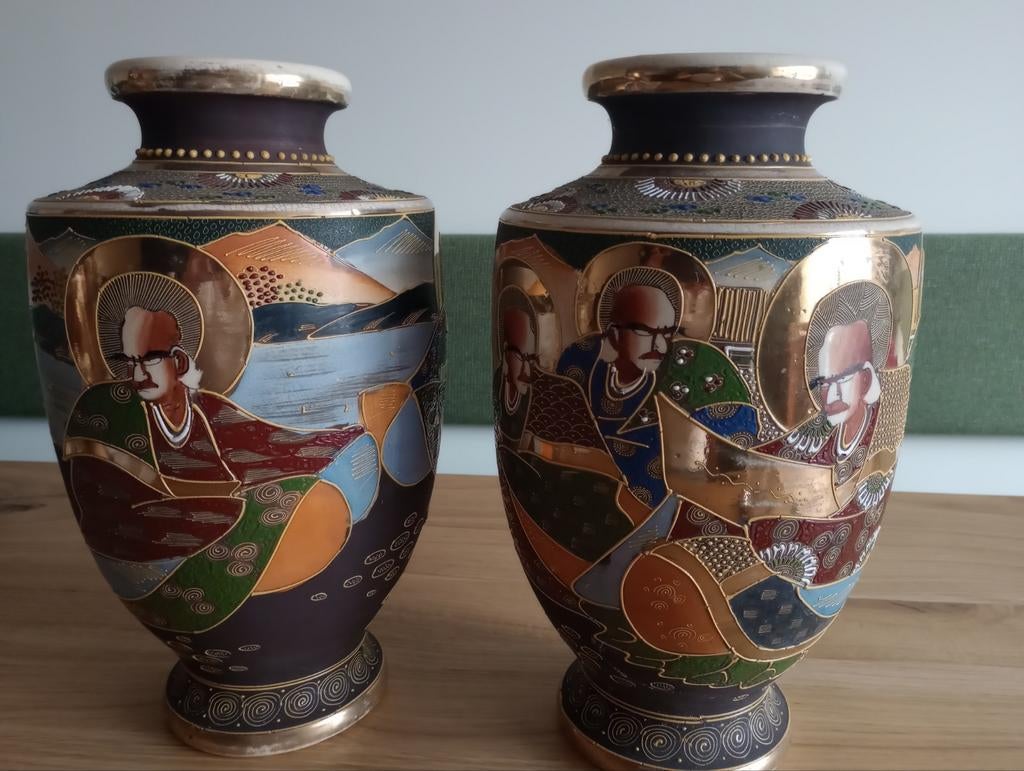 Prachtig paar Japanse Satsuma vazen met monniken, Ophalen of Verzenden