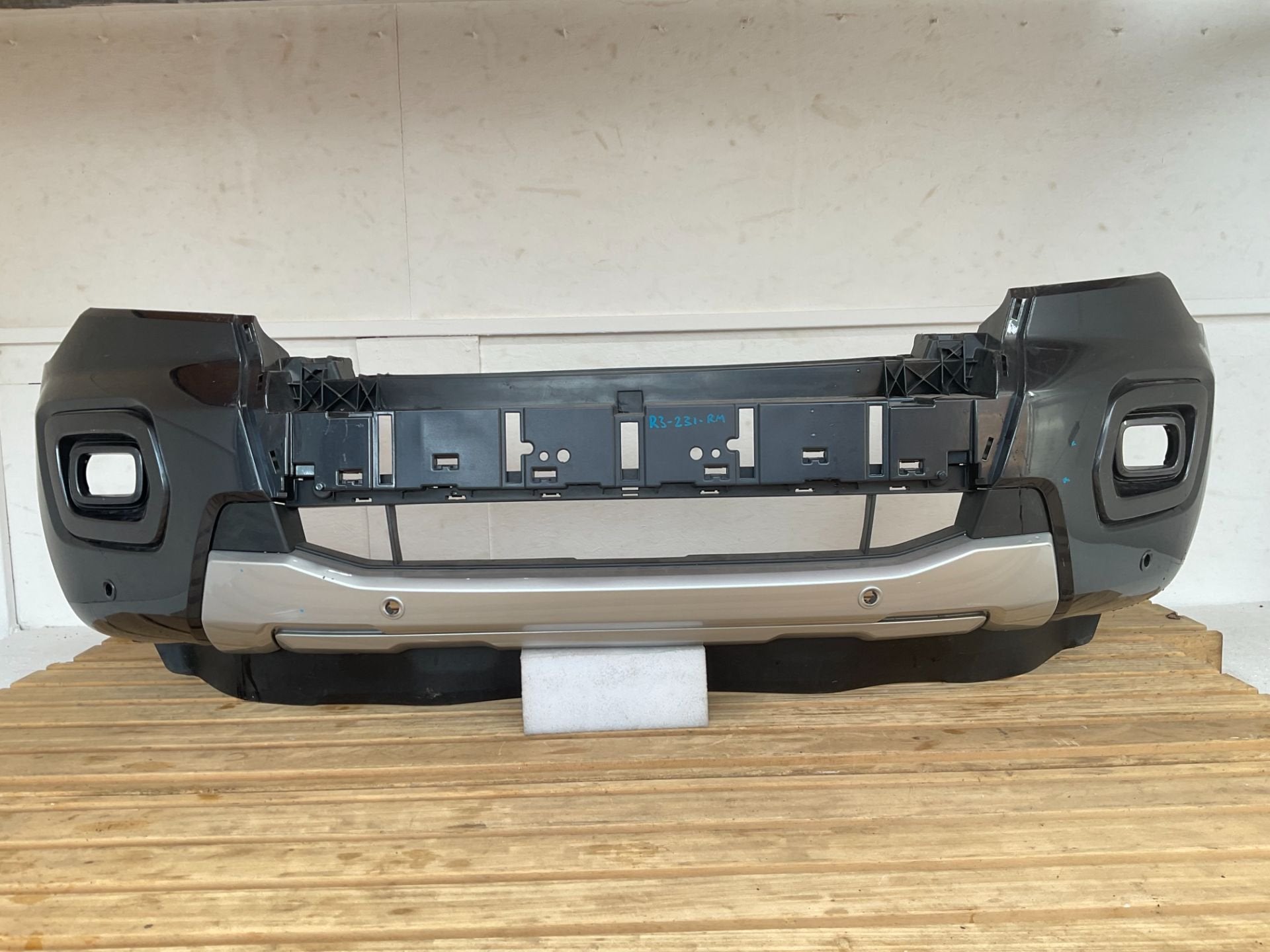Bumper Ford Ranger T8 19-22 JB3B-17C831-D 4xpdc Voorbumper R, Gebruikt, Info@ford.com, Ophalen of Verzenden, Ford