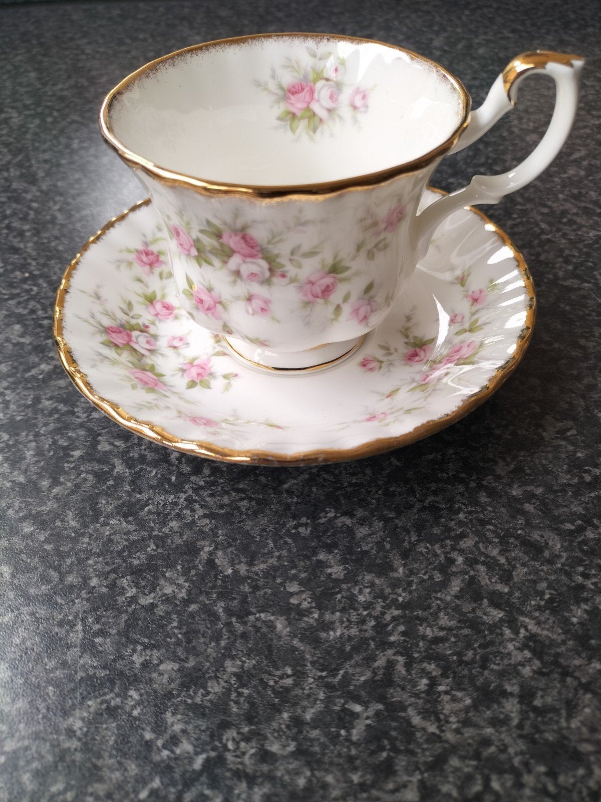 Royal Albert Victoriana Rose, Verzamelen, Ophalen of Verzenden, Zo goed als nieuw, Porselein, Kop en/of schotel