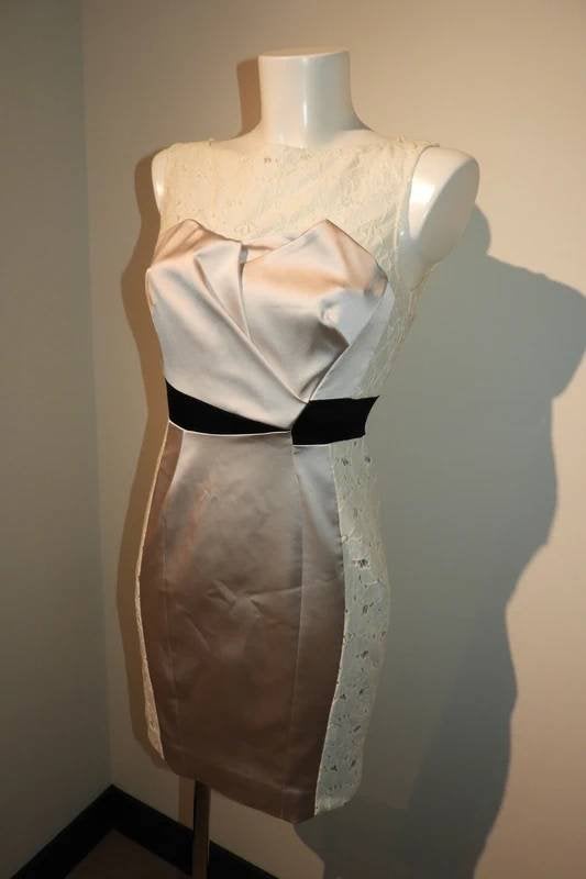 Karen Millen chique satijn achtige jurk aparte pasvorm mt 38, Maat 38/40 (M), Karen Millen, Zo goed als nieuw, Boven de knie