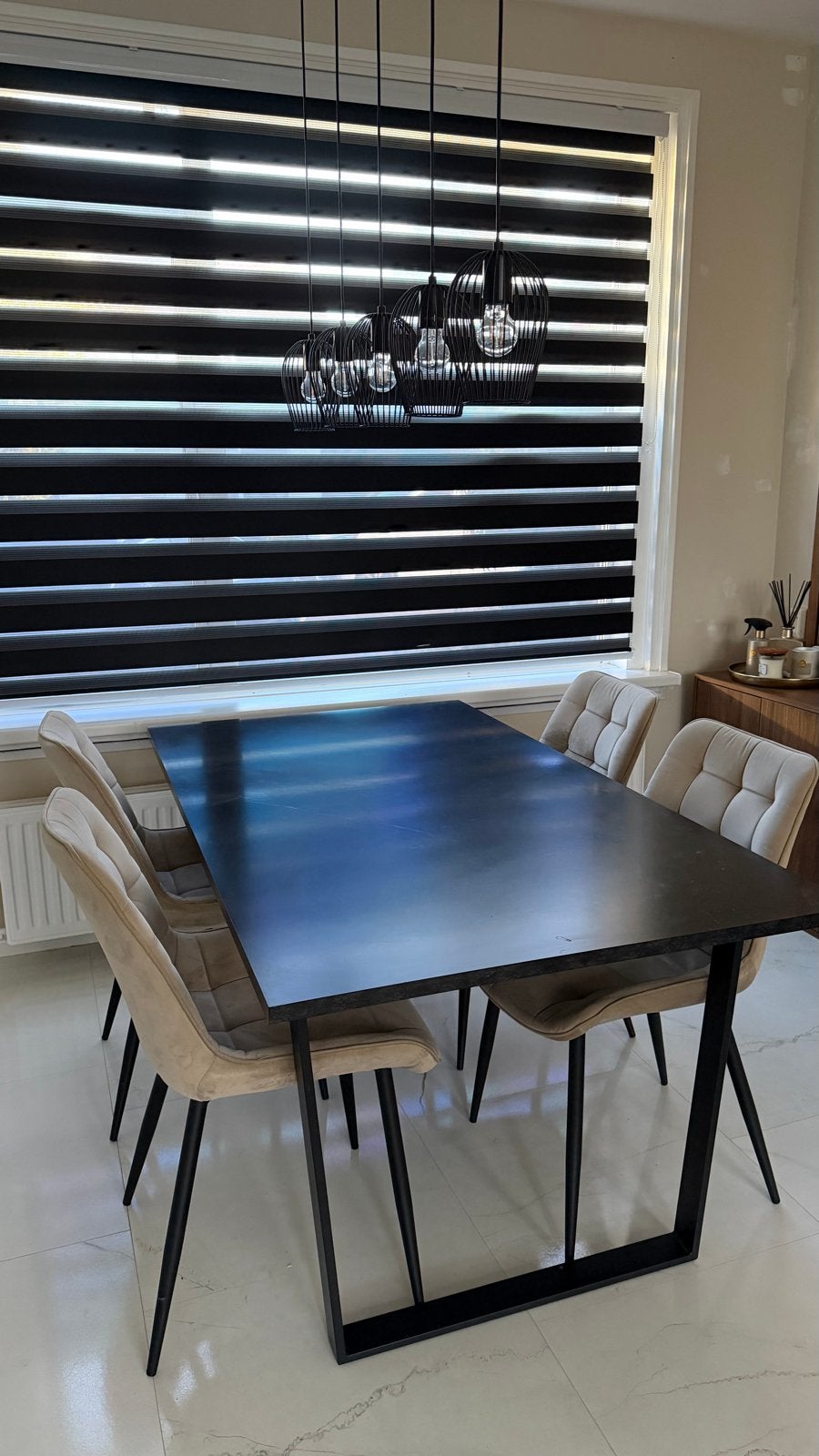 Eettafel marmerlook met 4 beige velvet eetkamerstoelen, Ophalen, 50 tot 100 cm, Zo goed als nieuw, 150 tot 200 cm