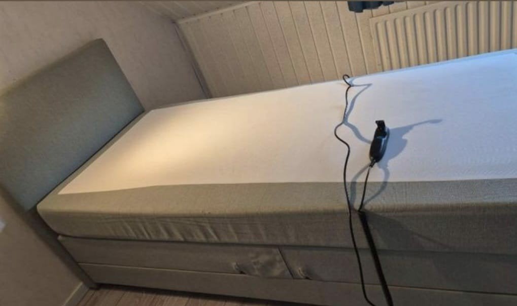 Bezorging is mogelijk 90x200 inzgs elektrisch boxspring bed, 90 cm, Eenpersoons, Ophalen of Verzenden, Zo goed als nieuw