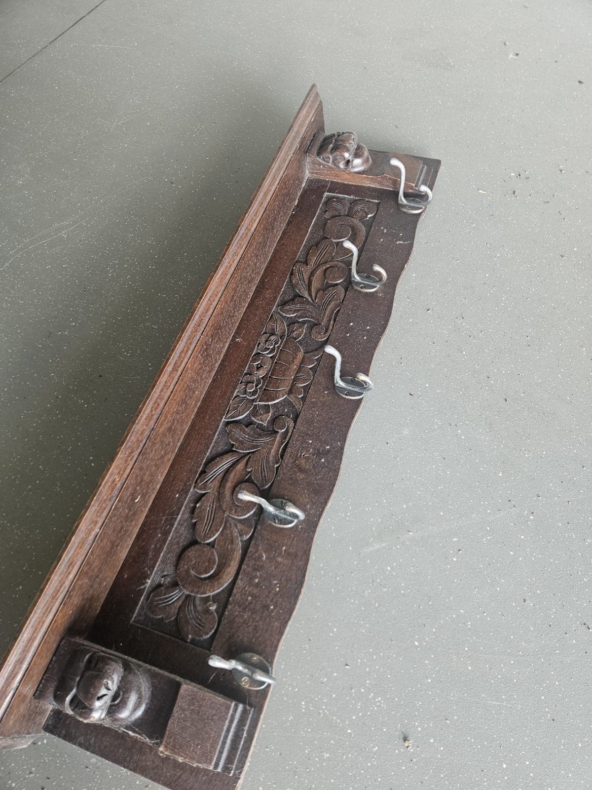 Antieke houten wandkapstok met sierlijk houtsnijwerk, Gebruikt, Minder dan 100 cm, Hout, Ophalen