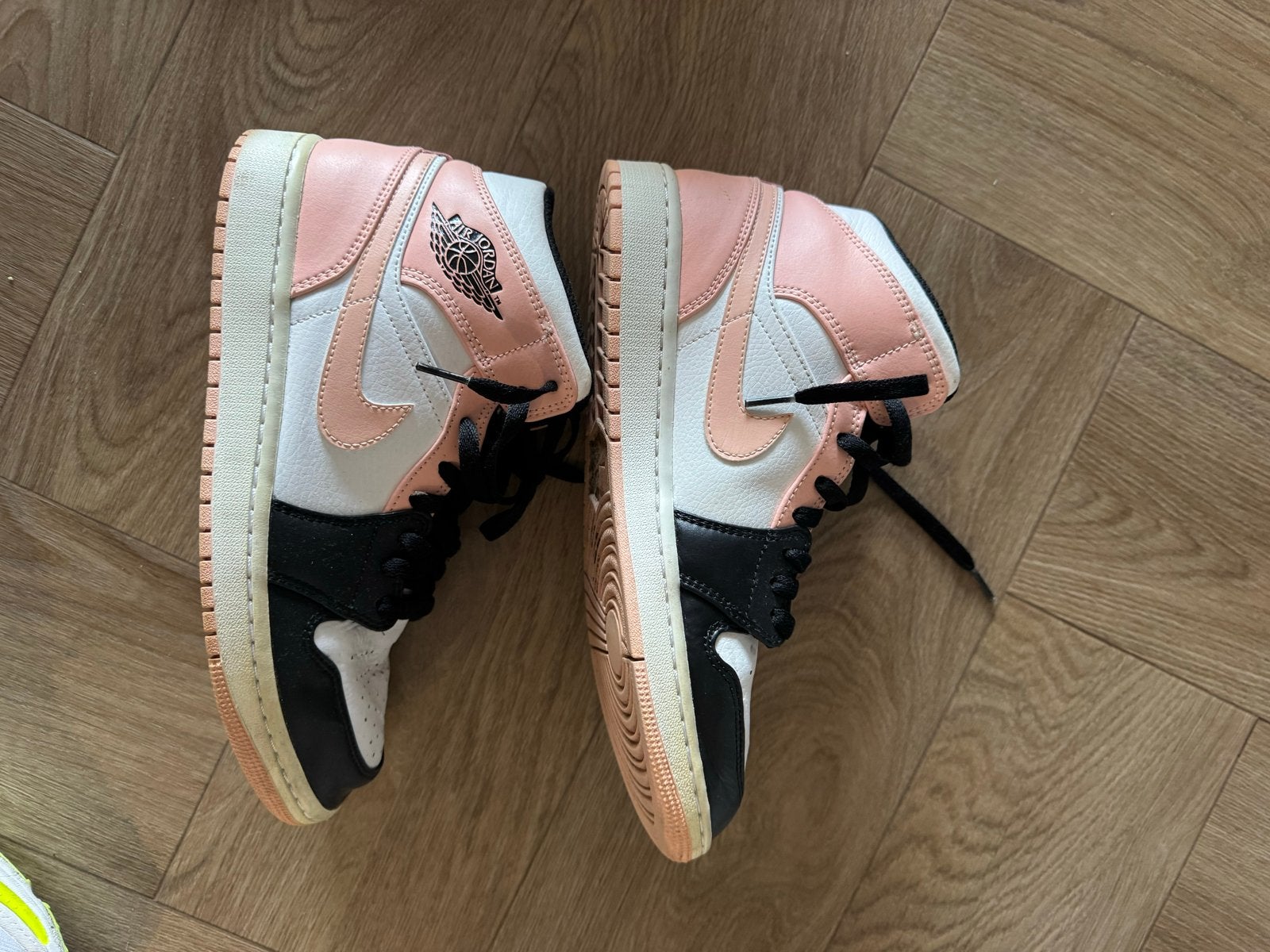 Nike Air Jordan 1 Mid - Roze/Zwart/Wit - Maat 43, Kleding | Dames, Schoenen, Ophalen of Verzenden, Gedragen, Roze, Sneakers of Gympen