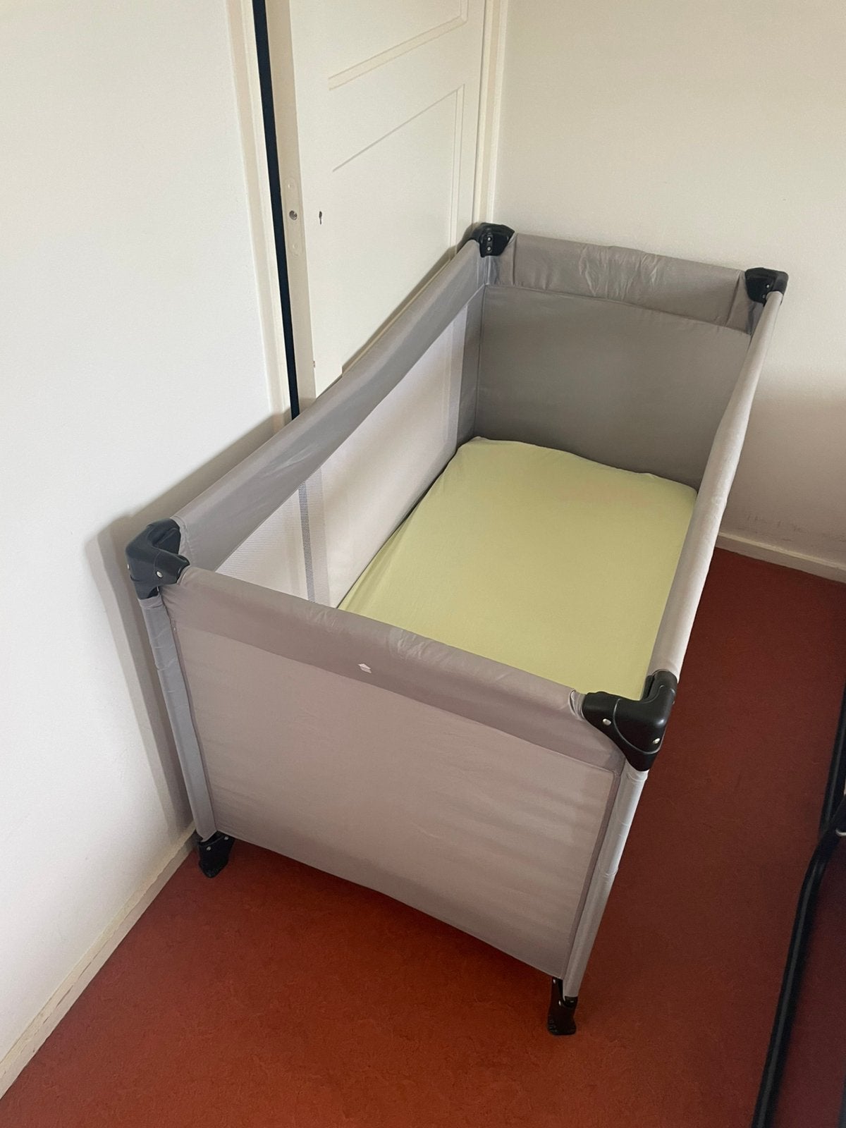 Campingbedje voor baby tot peuter, incl reis- en echt matras, Ophalen, Zo goed als nieuw, Reisbedje