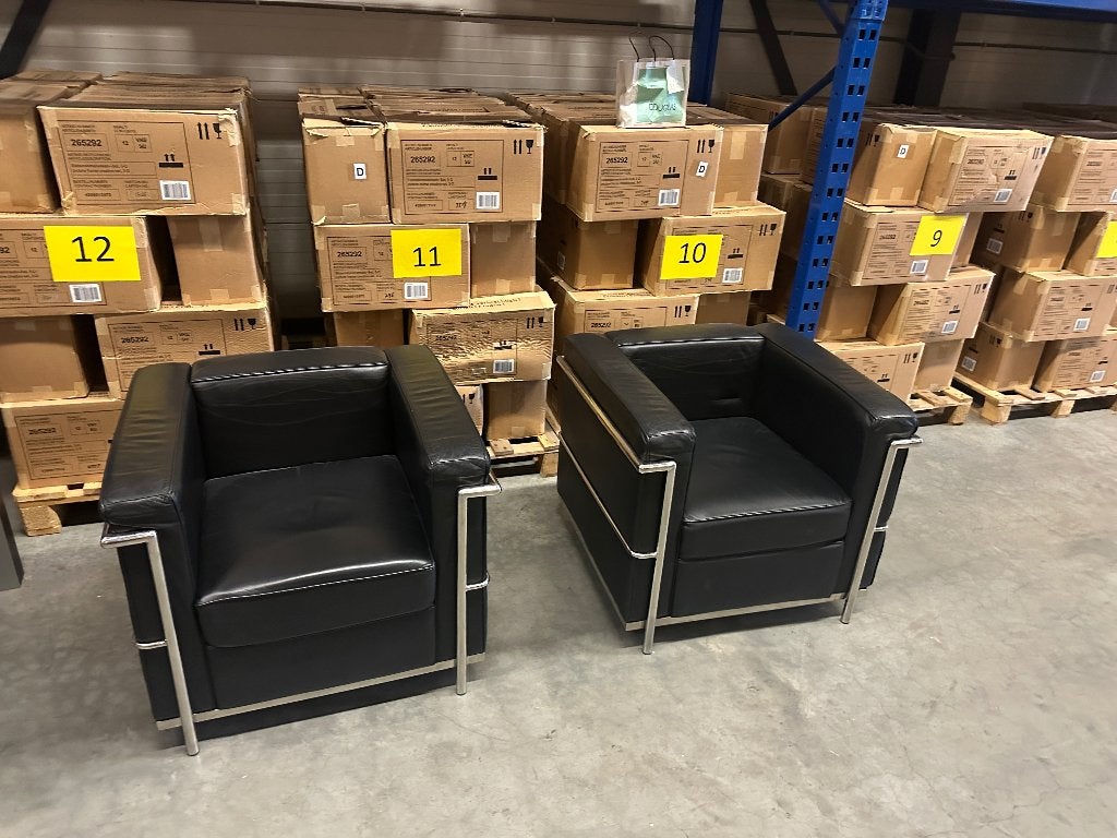 2x Vintage LC2 Fauteuil – Le Corbusier (Replica) €600,-, Ophalen, Gebruikt, LE CORBUSIER, 75 tot 100 cm