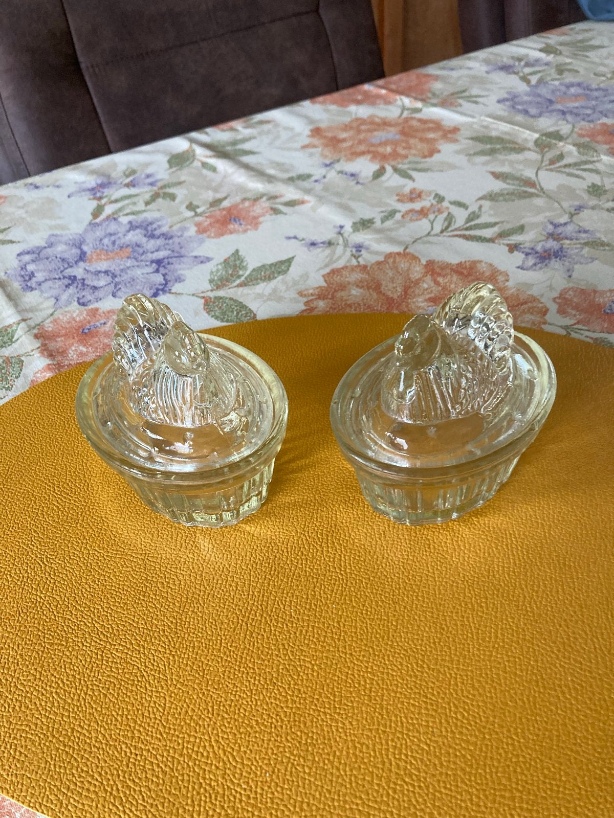 Twee glazen kippen - decoratieve schaaltjes, Antiek en Kunst, Ophalen of Verzenden