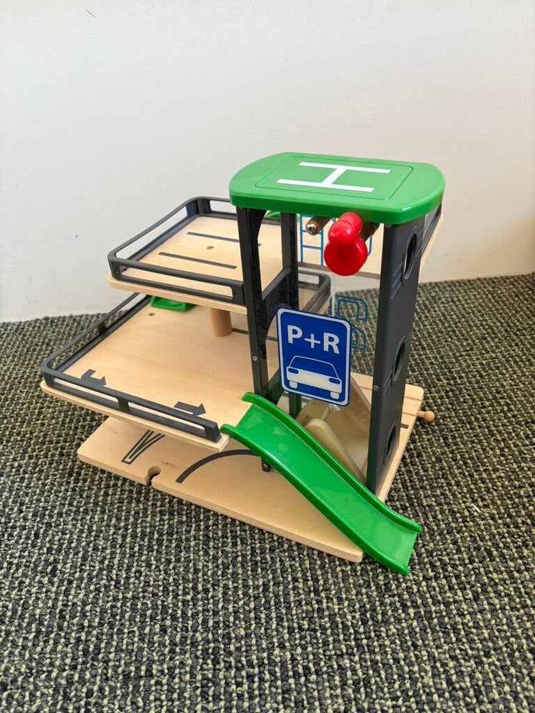 Garage bij houten treinbaan met lift, Ophalen, Zo goed als nieuw
