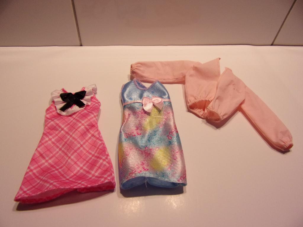 Barbie rose jasje en 2 jurkjes, Ophalen of Verzenden, Zo goed als nieuw, Fashion Doll