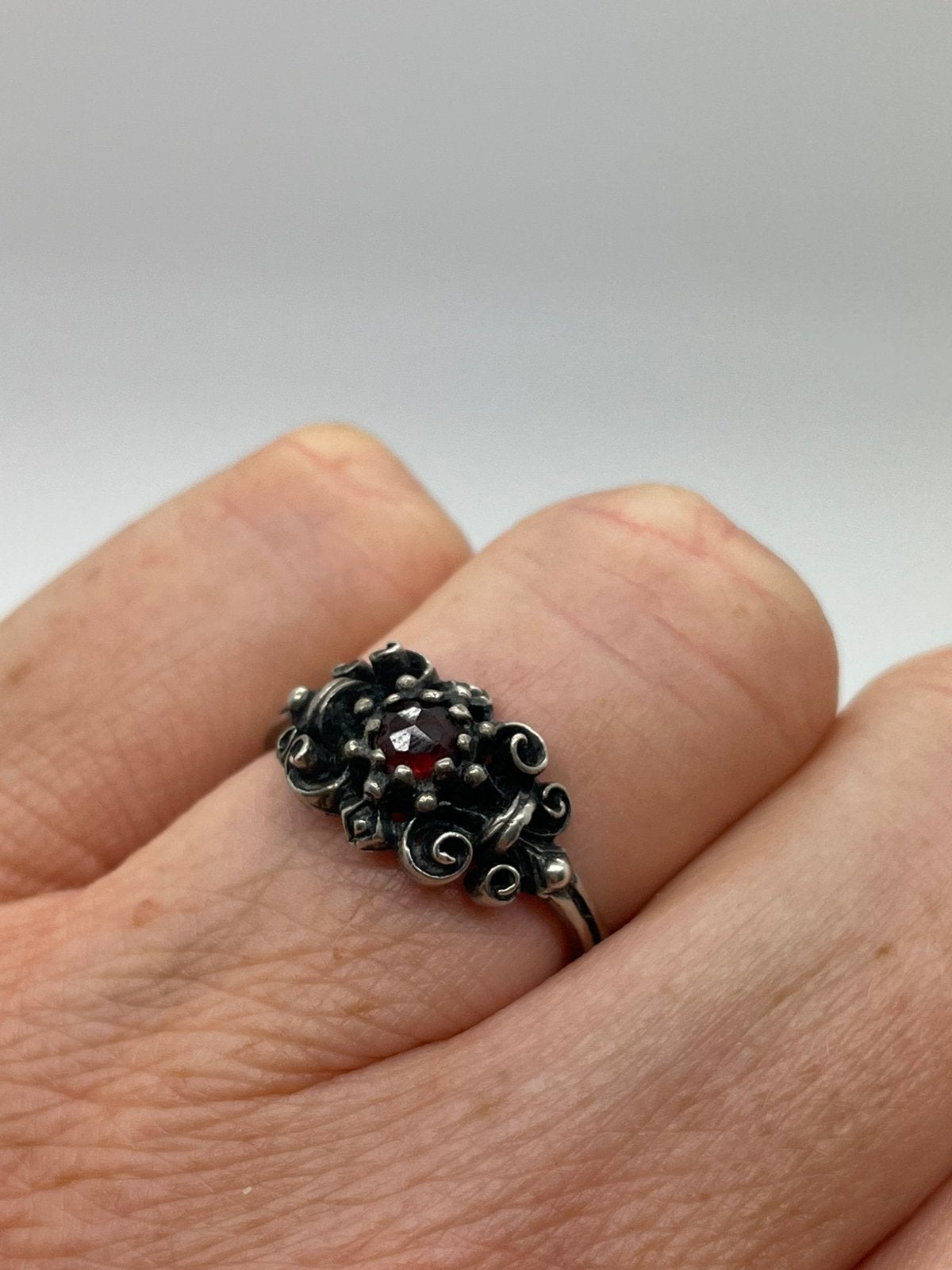 E385 Prachtige zilveren granaat ring maat 17,75, Sieraden, Tassen en Uiterlijk, Antieke sieraden, Ophalen of Verzenden, Zilver
