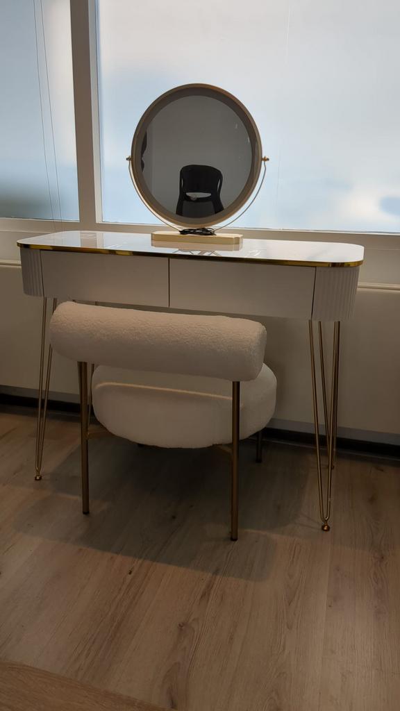 Witte pluizige stoel + kaptafel en spiegel, Ophalen, Wit, Zo goed als nieuw, Eén
