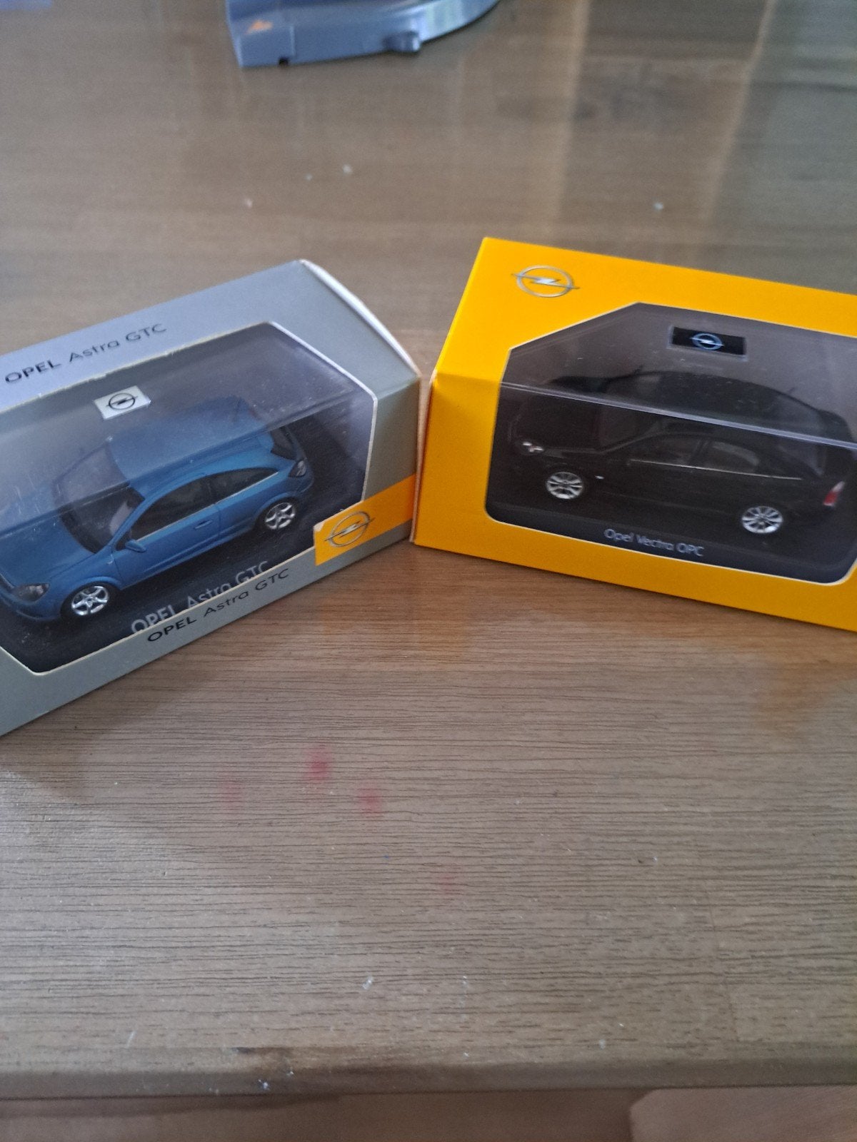 2 Opel modelauto's: Astra GTC en Vectra OPC, Ophalen of Verzenden