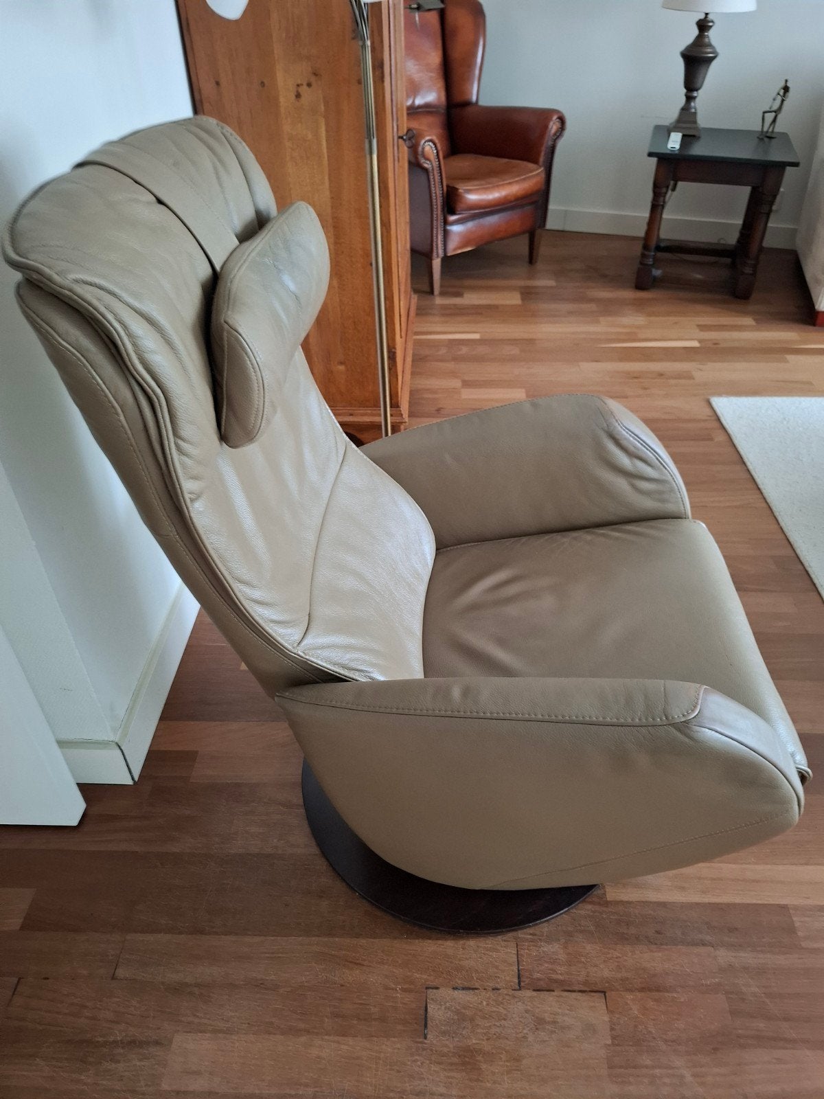 Relaxfauteuil leer taupe met houten voet, Ophalen, Gebruikt, Hout
