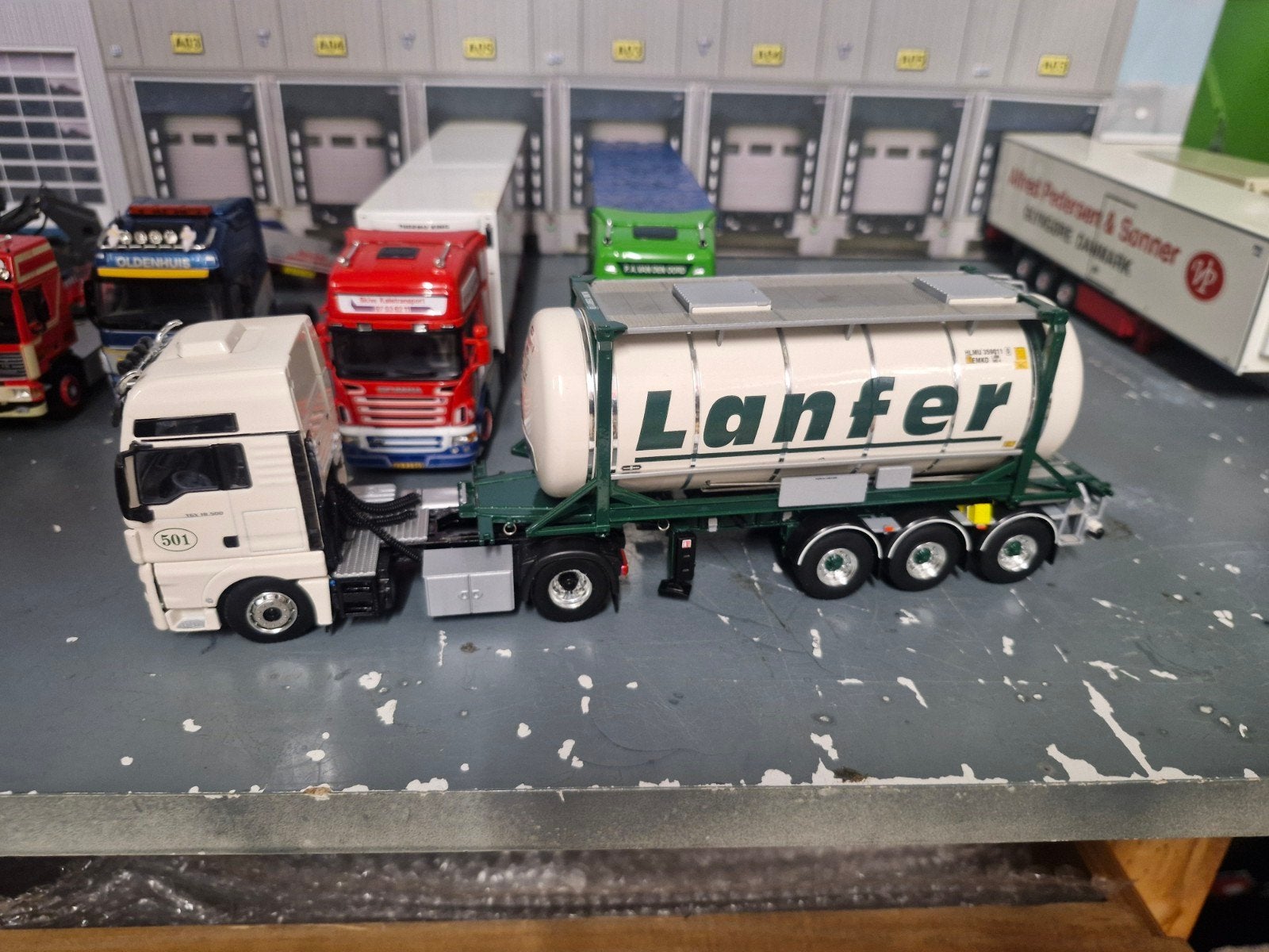 man met vloeistof container wsi  LANFER, Ophalen of Verzenden