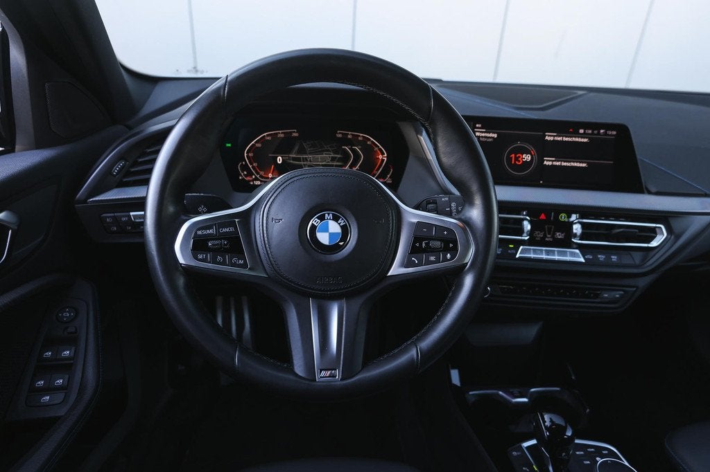 BMW 1SERIE 118i M Sport Automaat / Sportstoelen / M Sportond, 12 maanden, 136 pk, Gebruikt, Leder en Stof