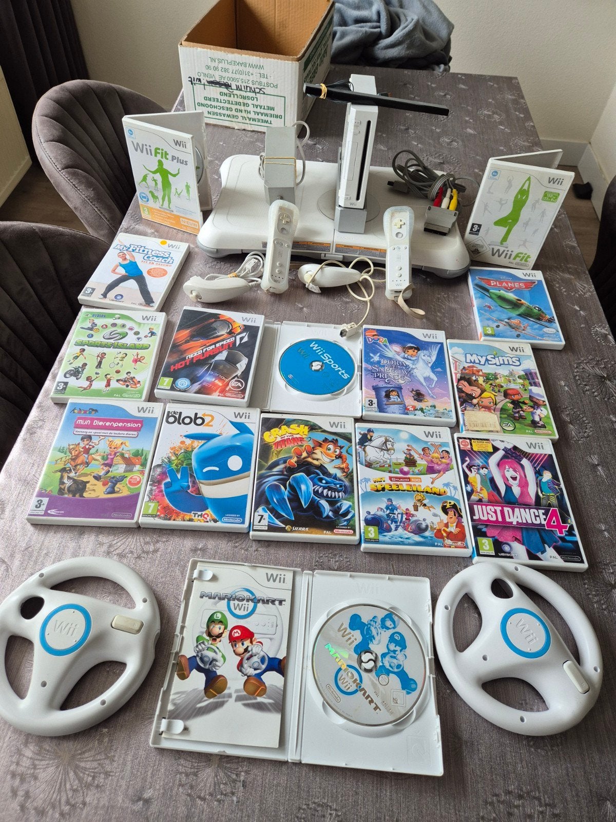 Mega grote familie wii set met balance board mariokart, Ophalen of Verzenden, Gebruikt, Met 2 controllers, Met stuurtje
