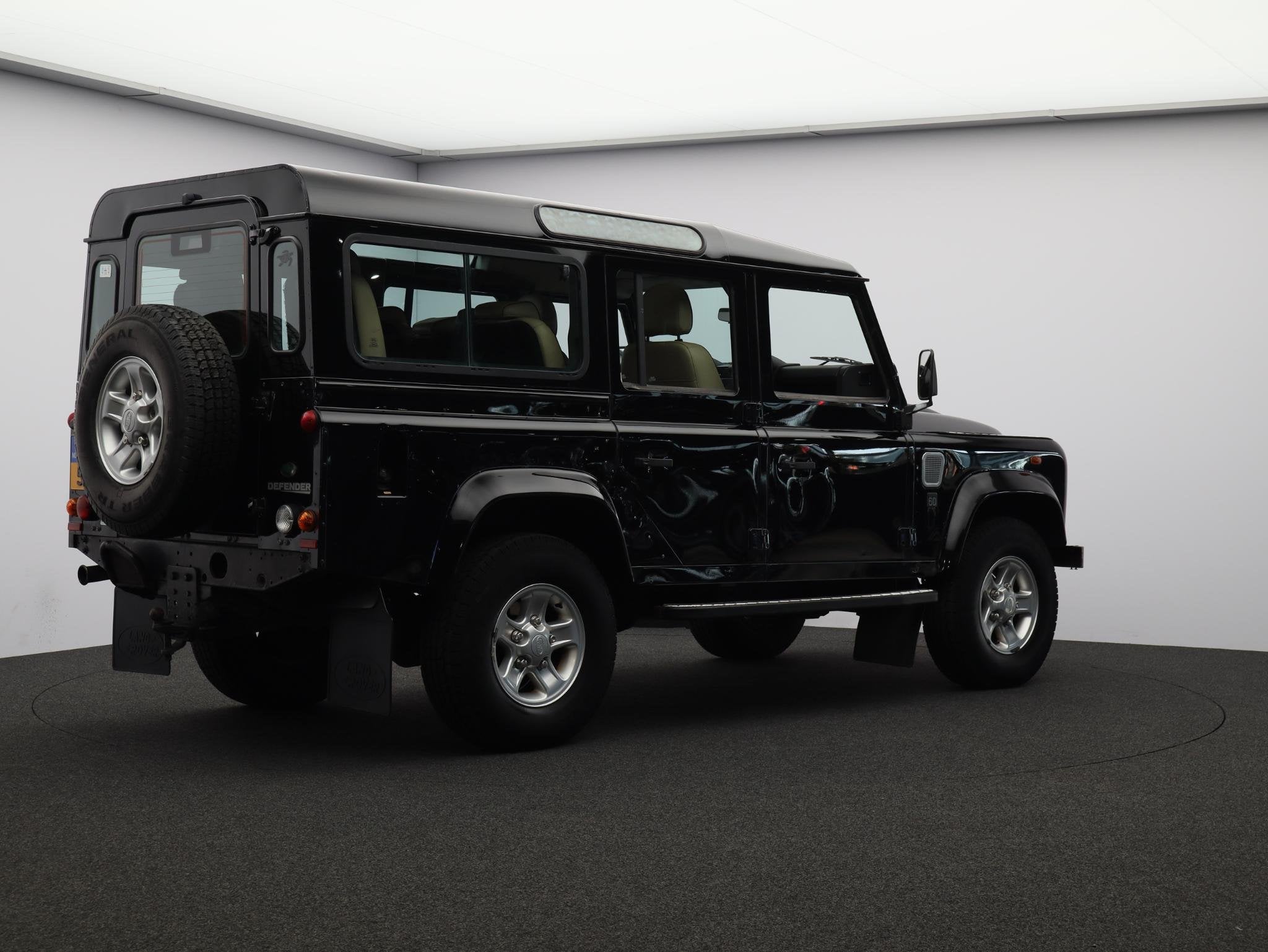 Land Rover Defender 2.4 TD 110 SW E Leder interieur / stoelv, Auto's, 1940 kg, Gebruikt, 4 cilinders, 241 €/maand