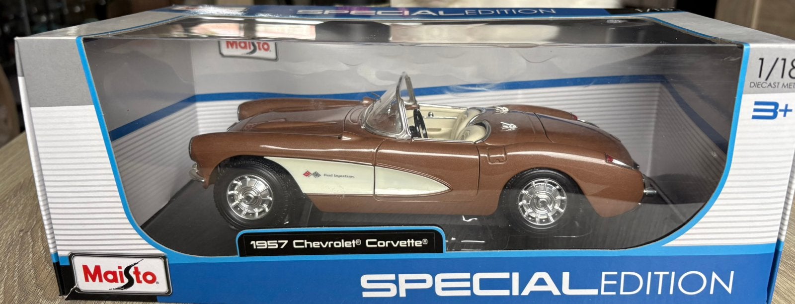 MAISTO Chevrolet Corvette 1957 Bruin- Metallic / Wit 1:18, Ophalen of Verzenden, Zo goed als nieuw, Auto's