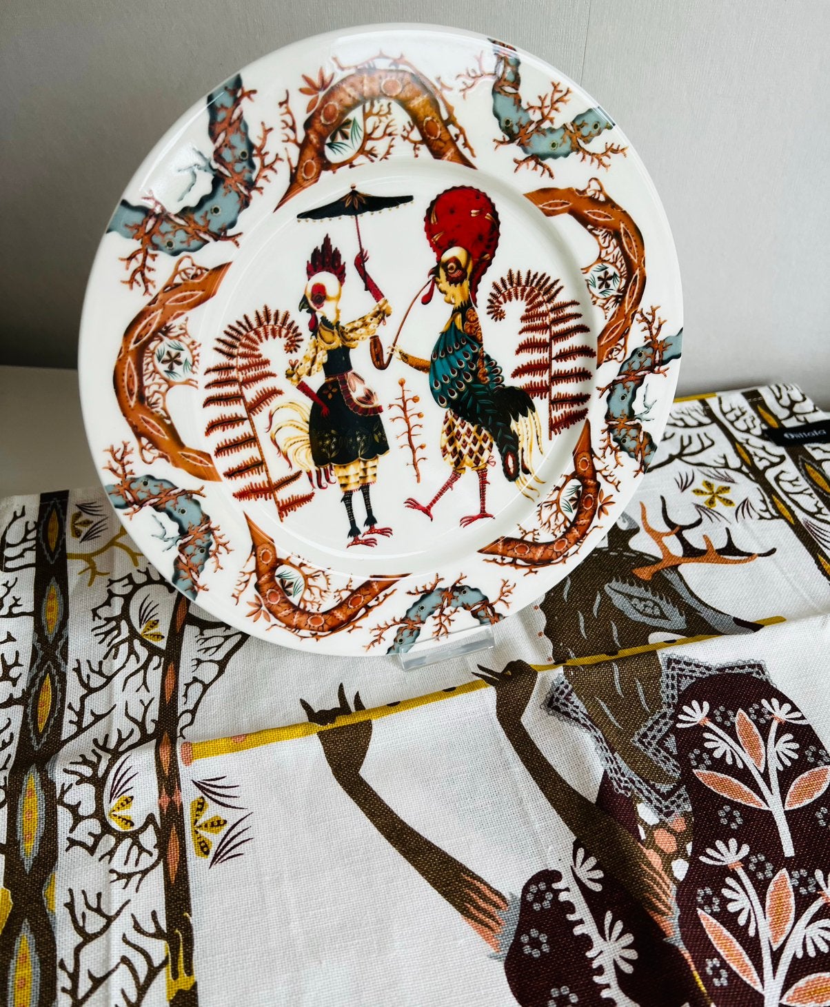Iittala Tanssi Bord Hen Rooster Klaus Haapaniemi Ø22 cm, Ophalen of Verzenden, Zo goed als nieuw, Porselein, Bord(en)