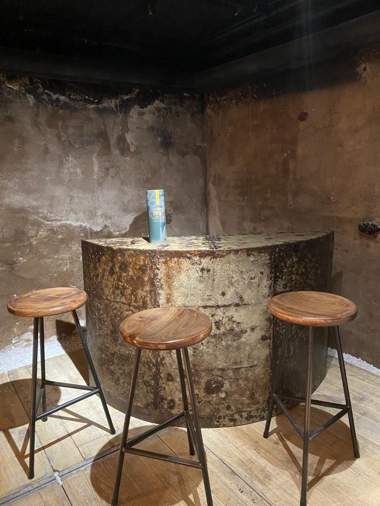 Industriële metalen bar / bartafel en bar kruken, Ophalen, Zo goed als nieuw
