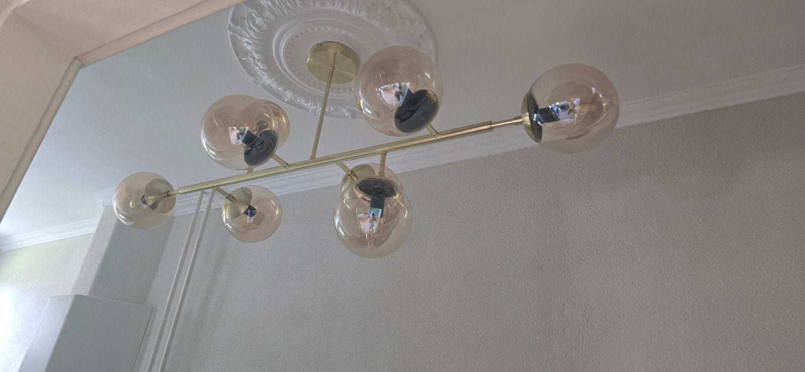 Moderne gouden hanglamp met 8 glazen bollen, Huis en Inrichting, Lampen | Hanglampen, Ophalen, Zo goed als nieuw, 75 cm of meer