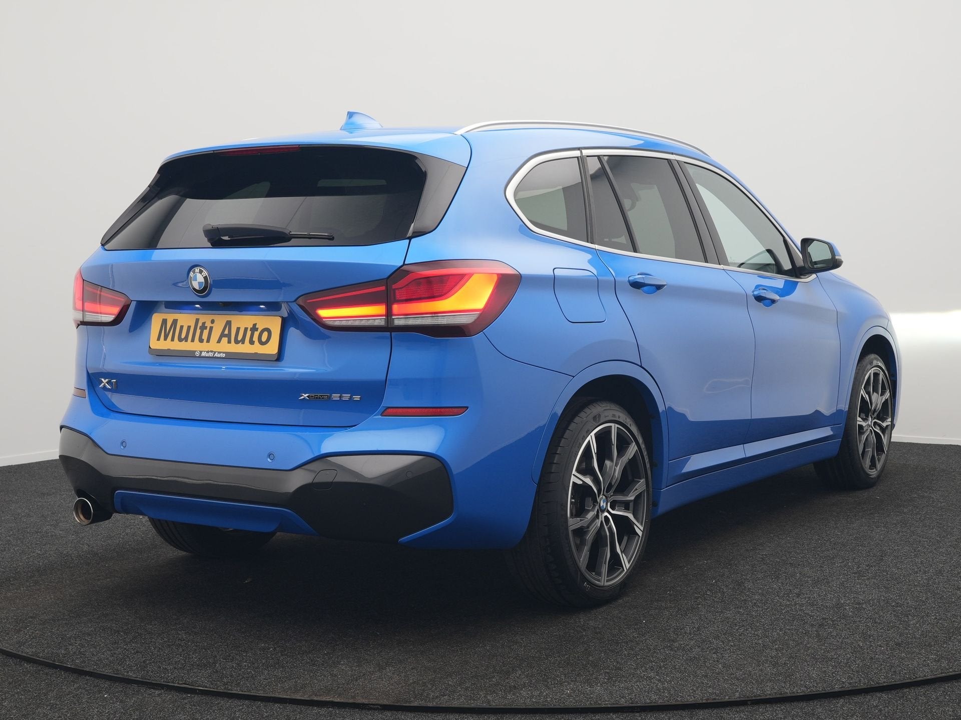 BMW X1 xDrive25e M Sport PHEV 221pk Dealer O.H. | Camera | S, Auto's, Gebruikt, Blauw, Leder en Stof, Bedrijf