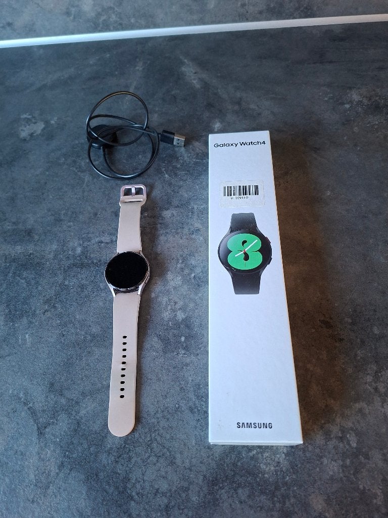 Samsung Galaxy Watch 4 + Oplader, Gebruikt, Ophalen of Verzenden, Samsung, Waterdicht