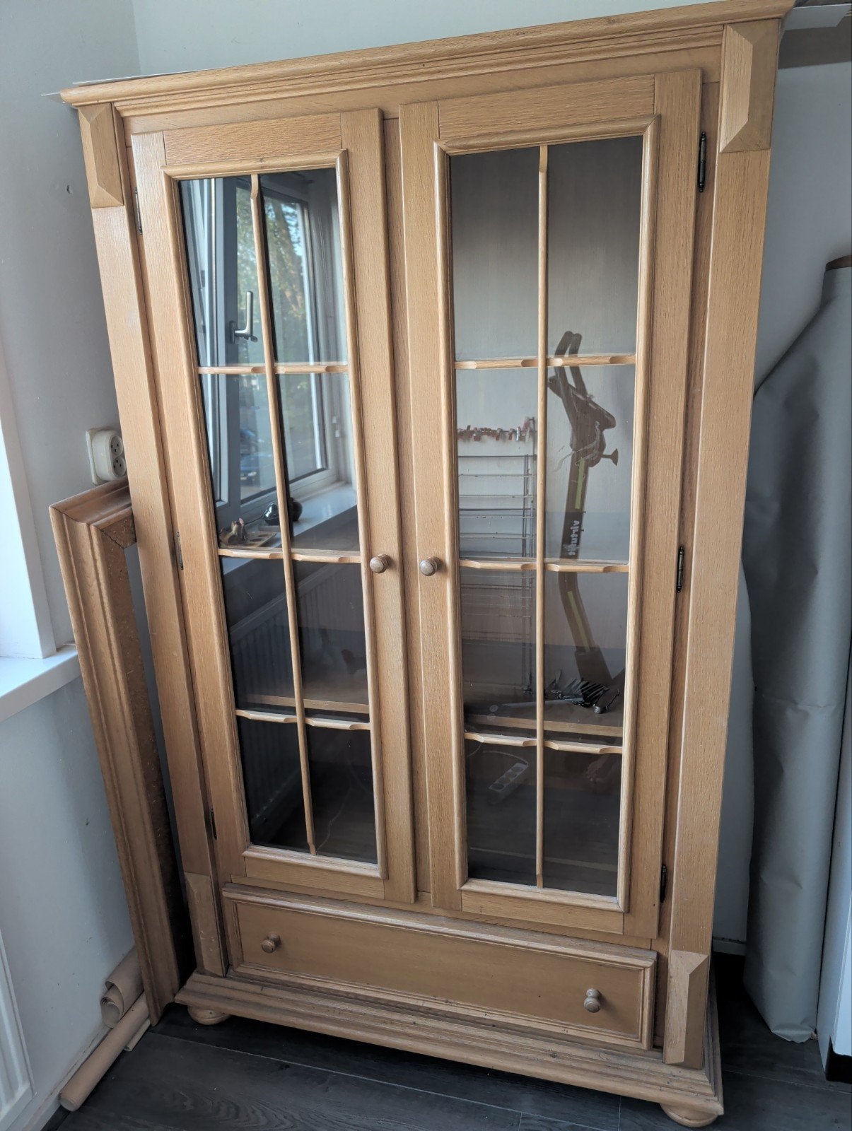 Mooie blank eiken vitrinekast / servieskast met lade, Huis en Inrichting, Kasten | Dressoirs, Ophalen, Glas, Gebruikt, Klassiek, Landelijk