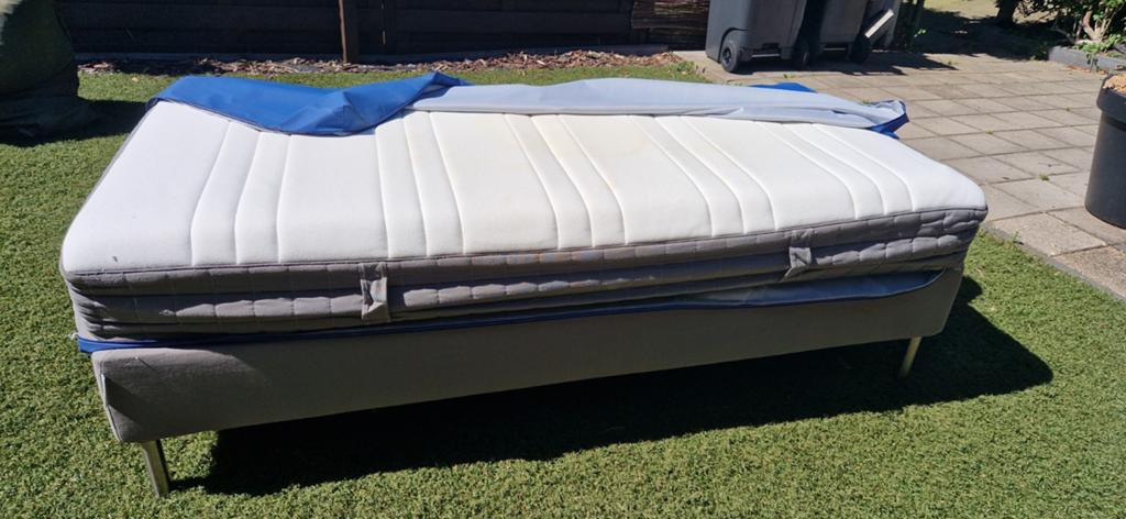 Nette IKEA 1-persoons boxspring met matras inclusief hoes, Ophalen, 90 cm, Eenpersoons, Zo goed als nieuw