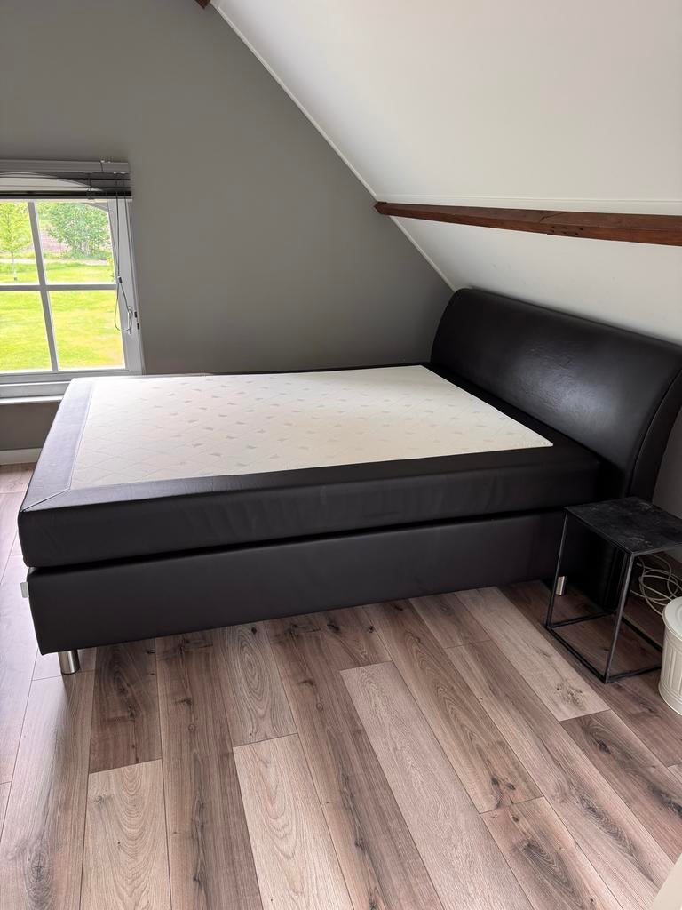 boxspring Miodormio bed leer bruin 160x200 met achterkant, Ophalen, Bruin, Tweepersoons, Zo goed als nieuw