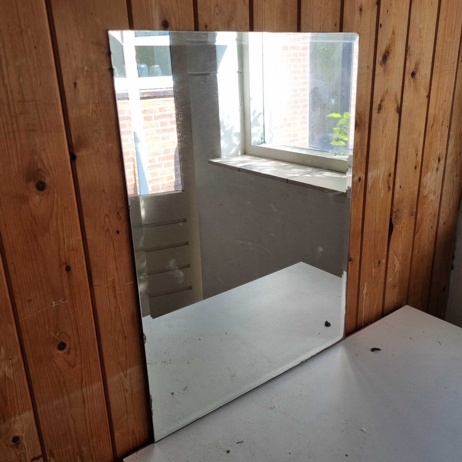 Oude badkamer spiegel met facet geslepen rand. 45 bij 60 cm., Antiek en Kunst, Ophalen, 50 tot 100 cm, Minder dan 100 cm