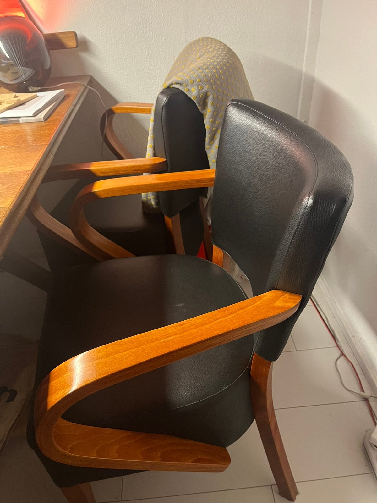 Twee eetkamer stoelen vintage retro, Huis en Inrichting, Ophalen, Zo goed als nieuw, Bruin, Twee