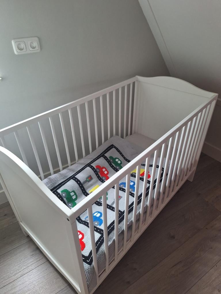 Mooi kinder ledikantje, kleur wit, Ophalen, Zo goed als nieuw, Minder dan 140 cm, Matras