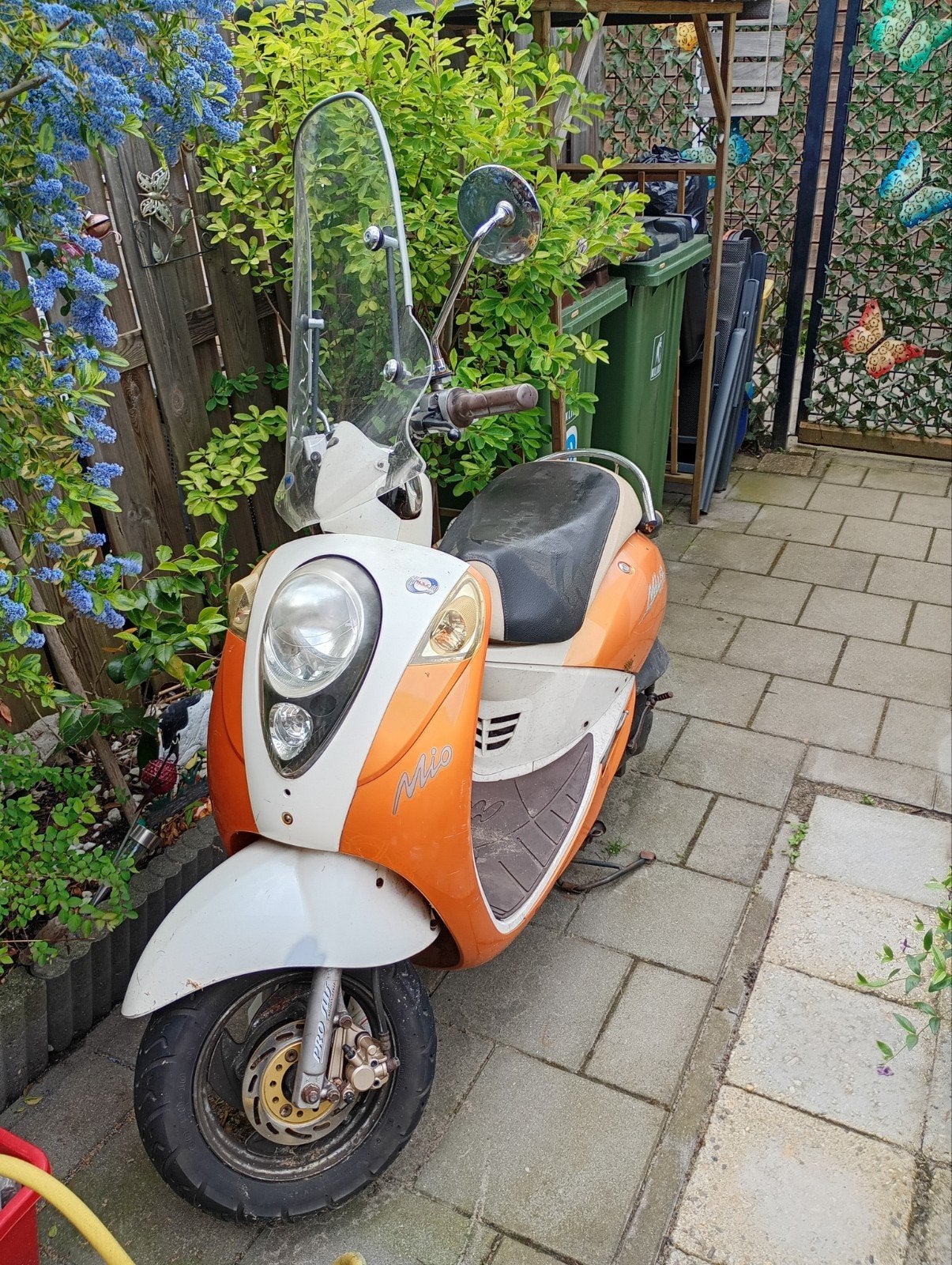 SYM Mio scooter met lekke achterband, Fietsen en Brommers, Brommeronderdelen | Snorfietsen, Gebruikt, SYM, Overige typen, Ophalen