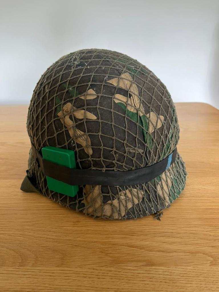 Originele Nederlands legerhelm, met camouflagenet., Ophalen of Verzenden, Landmacht, Nederland, Helm of Baret