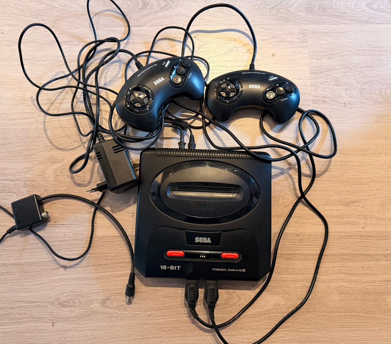 Sega Mega Drive II met 10 spellen en 2 controllers, Ophalen, Mega Drive, Met 2 controllers, Gebruikt