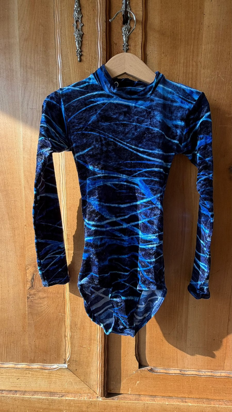 Schitterend velours turnpakje van TT gymnastics in maat 140, Sport en Fitness, Blauw, Zo goed als nieuw, Turnpak(je), Kindermaat 122 t/m 140