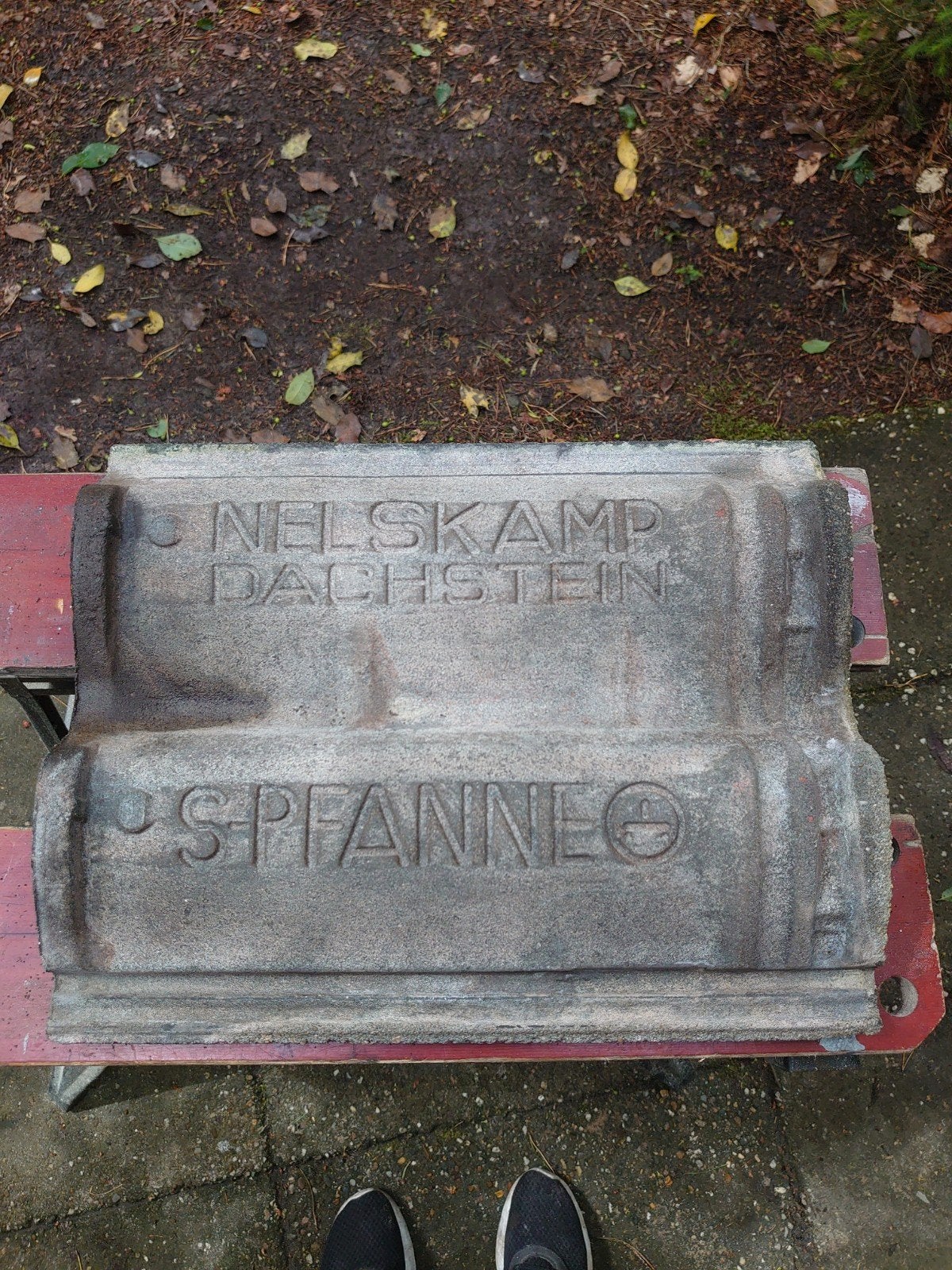 Ruim 30 Nelskamp S-Pan betondakpannen, 42,5x33,5 cm, Ophalen, Gebruikt, Steen of Klei, Zwart