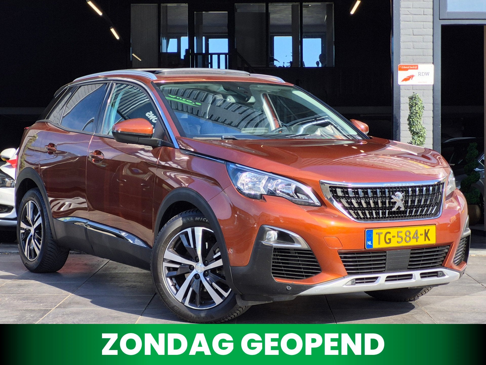 Peugeot 3008 1.2 PureTech Allure|Panorama|Trekhaak|NW Riem, Auto's, Peugeot, Gebruikt, 1199 cc, Parkeersensor, Leder en Stof