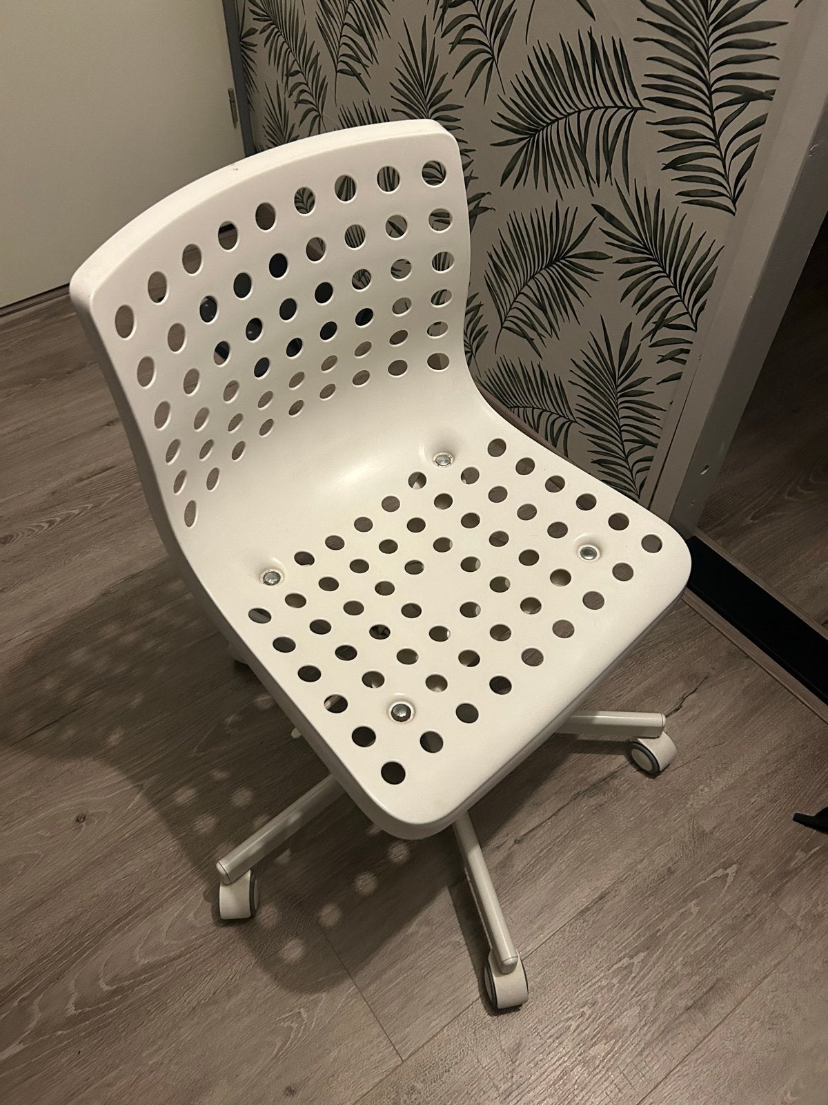 Foto 4 van IKEA bureau met bureaustoel - Lichte beschadiging