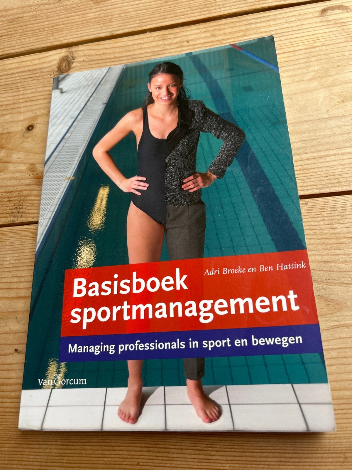 Basisboek sportmanagement - Adri Broeke & Ben Hattink, Boeken, Ophalen of Verzenden, Gelezen, Overige sporten