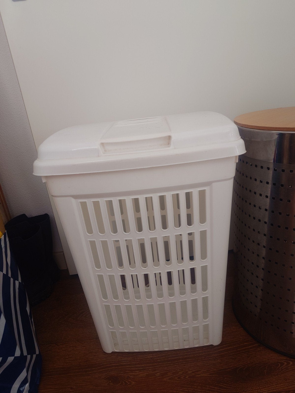 Witte plastic wasmand met deksel, Ophalen