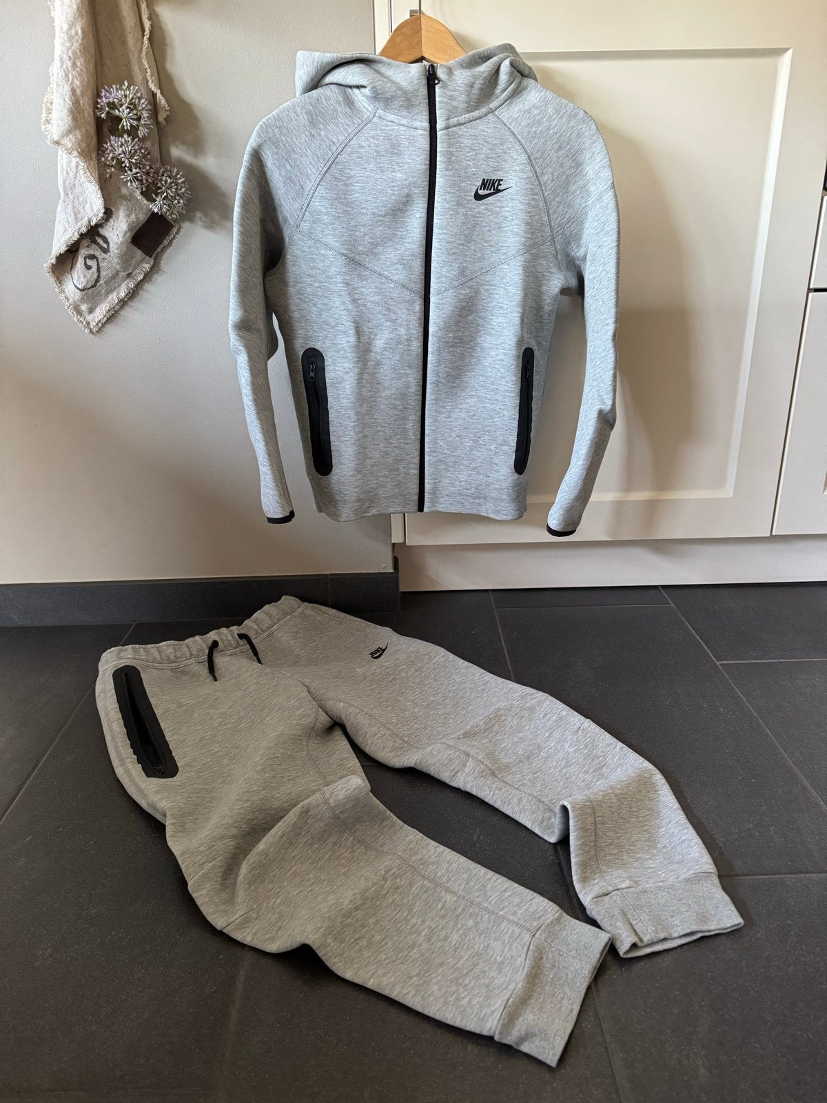 Nike Tech Fleece Trainingspak Grijs mt kinder L (147-158 CM), Ophalen, Zo goed als nieuw, Jongen of Meisje