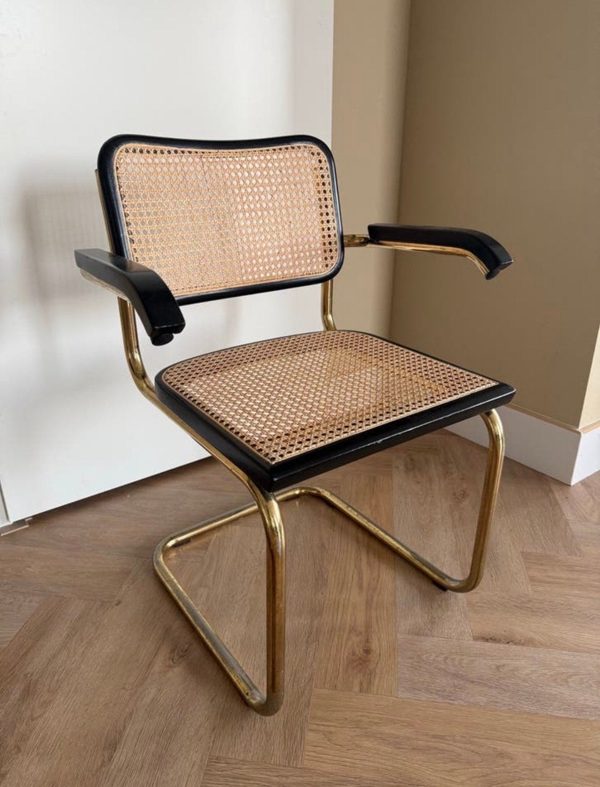 Vintage rotan stoel met webbing en messing frame, Ophalen, Zwart, Zo goed als nieuw, Eén