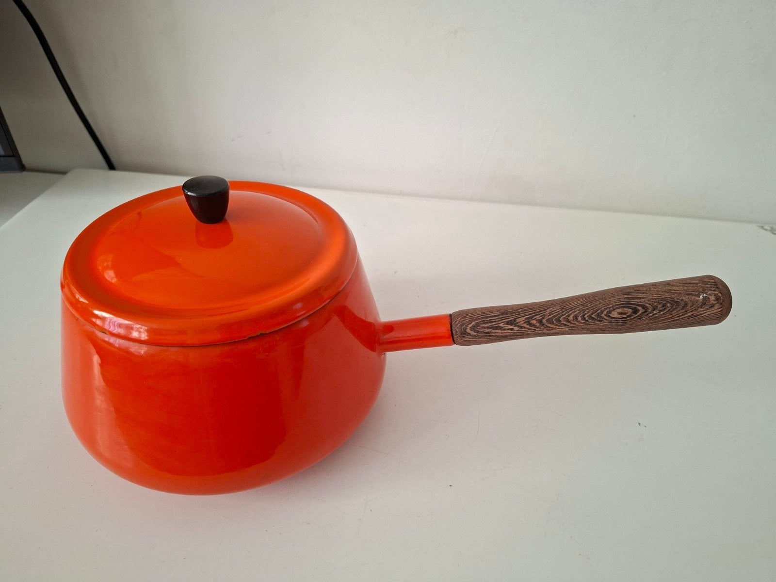 Vintage Oranje Emaille Kookpan met Houten Handvat, Overige materialen, Gebruikt, Met deksel, Overige typen