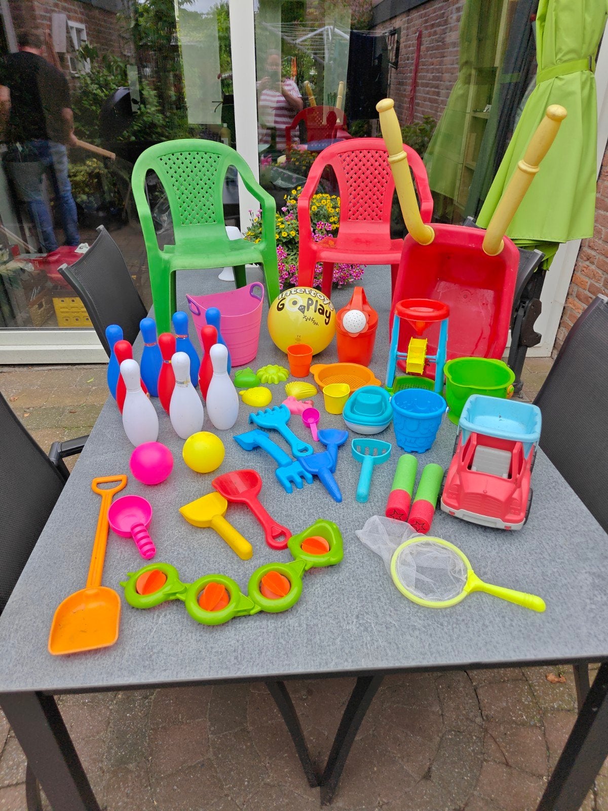 Grote set speelgoed: stoeltjes, kruiwagen, zandbakspullen, Ophalen, Gebruikt, Jongen of Meisje